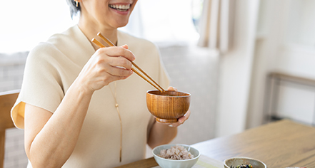 手術当日に仮歯を装着し、その日から食事が可能